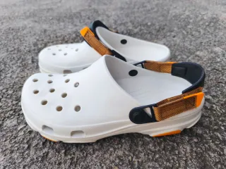 Crocs All Terrain Blancas Naranja