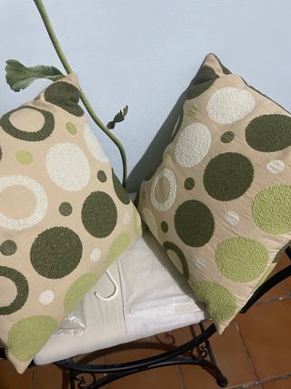 Cojines cuadrados beige y verde