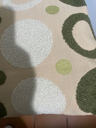 Cojines cuadrados beige y verde