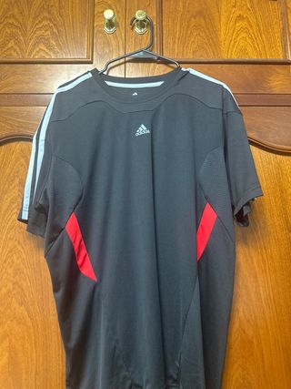Camiseta Adidas Negra con Detalles Rojos