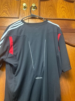 Camiseta Adidas Negra con Detalles Rojos