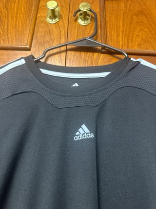 Camiseta Adidas Negra con Detalles Rojos