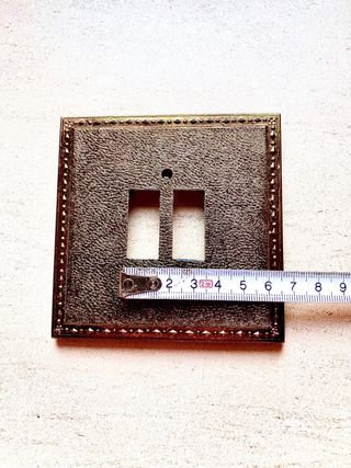 Placa interruptor dorada con relieve
