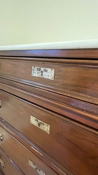 Cassettiera in legno con piano in marmo