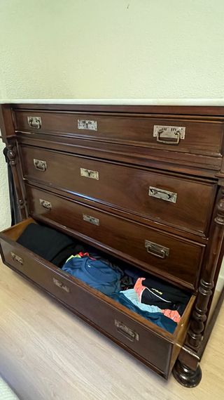Cassettiera in legno con piano in marmo