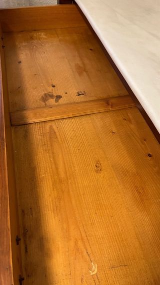 Cassettiera in legno con piano in marmo