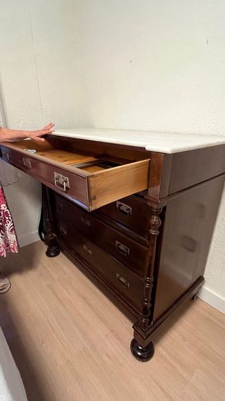 Cassettiera in legno con piano in marmo