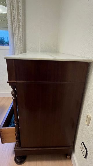 Cassettiera in legno con piano in marmo