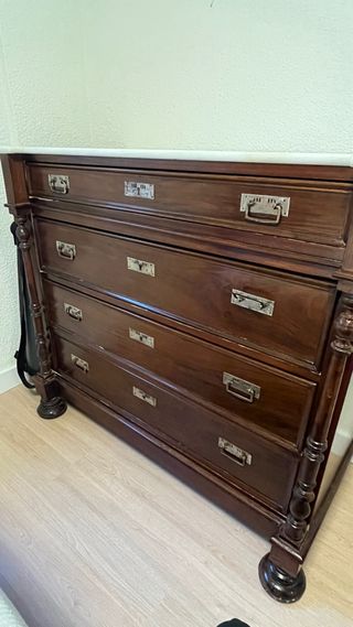 Cassettiera in legno con piano in marmo
