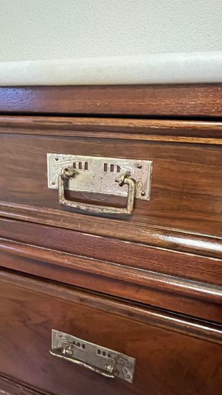 Cassettiera in legno con piano in marmo