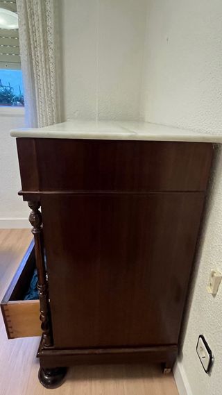 Cassettiera in legno con piano in marmo