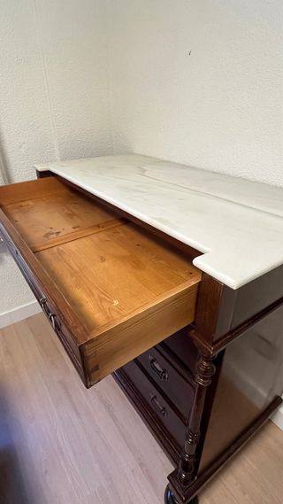 Cassettiera in legno con piano in marmo
