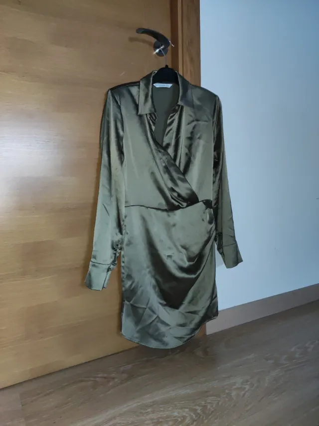Vestido verde raso con hombreras