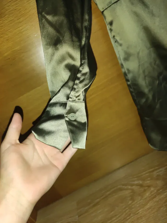 Vestido verde raso con hombreras