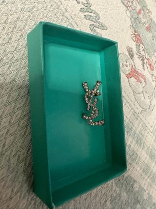 Orecchino singolo
con strass
nuovo mai messo