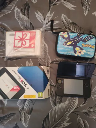Nintendo 3DS XL Negra y Azul con funda de Pokémon