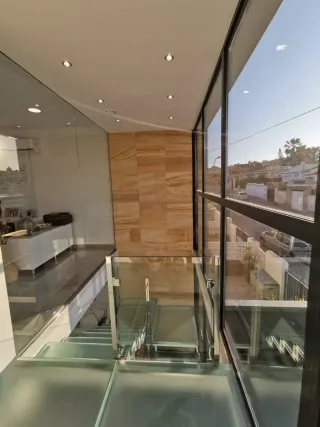 Escalera moderna de cristal y metal