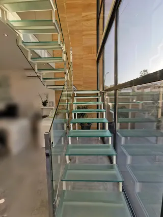 Escalera moderna de cristal y metal