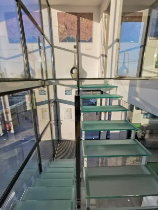 Escalera moderna de cristal y metal