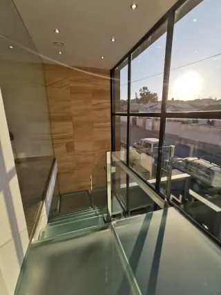 Escalera moderna de cristal y metal