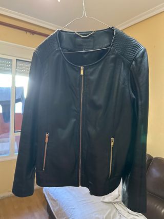 Cazadora cuero negra efecto piel