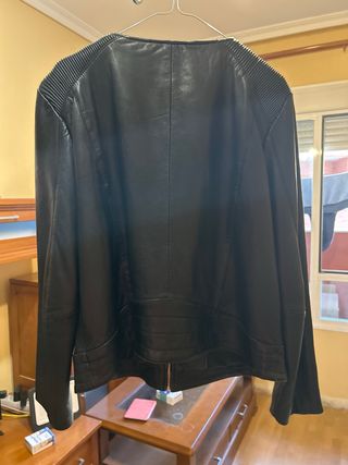 Cazadora cuero negra efecto piel