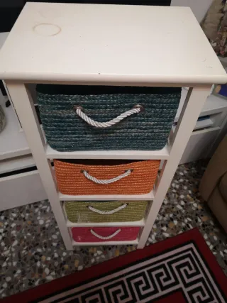 Cassettiera con cestini in vimini