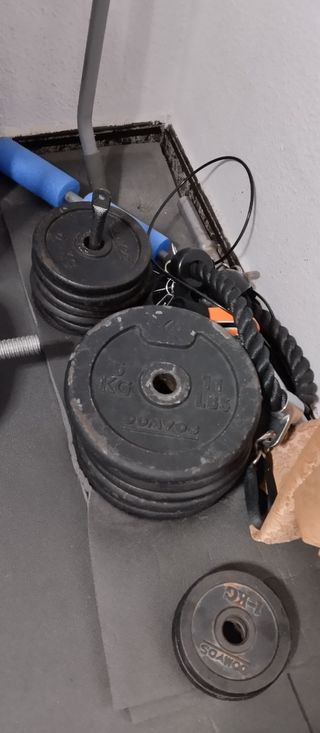 Gimnasio en casa banco pesas multiple