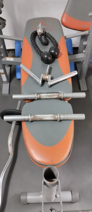 Gimnasio en casa banco pesas multiple