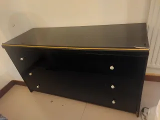 Cassettiera nera con dettagli dorati