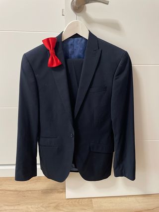 Traje azul marino con pajarita roja
