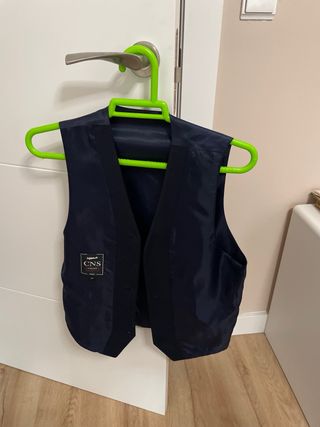 Traje azul marino con pajarita roja
