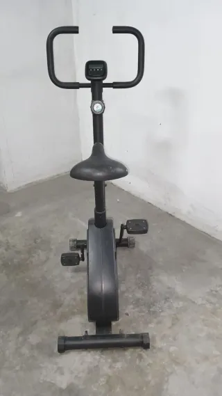 Bicicleta de ejercicio negra
