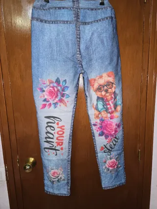 Pantalón vaquero fino con estampado