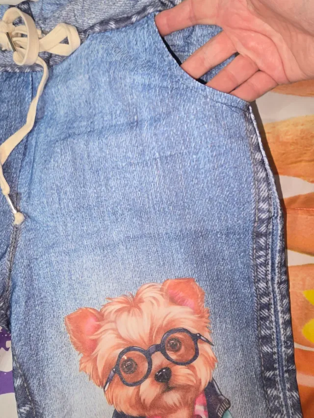 Pantalón vaquero fino con estampado