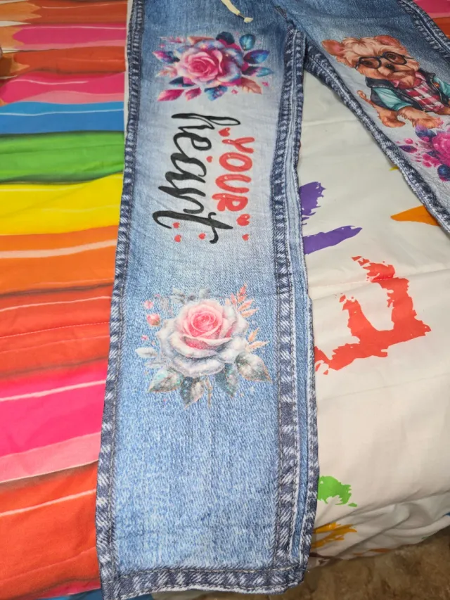 Pantalón vaquero fino con estampado