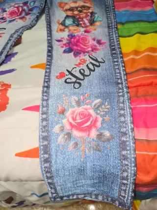 Pantalón vaquero fino con estampado