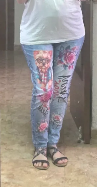 Pantalón vaquero fino con estampado