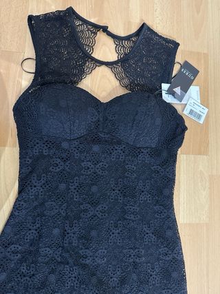 Vestido corto negro tipo encaje.