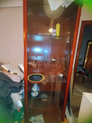 Vitrina de madera con estantes de cristal