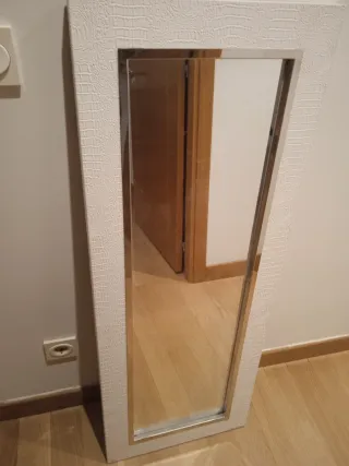 Espejo blanco con marco plateado