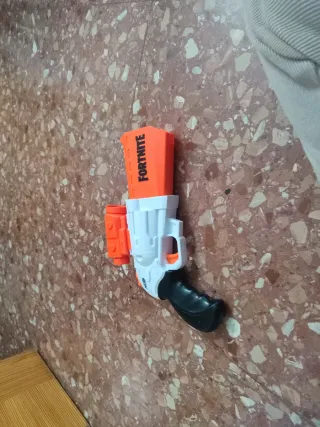 Pistola Nerf Fortnite Naranja y Blanca. Sin estren
