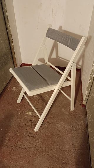 Silla plegable blanca y gris Ikea