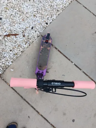 Patinete morado con ruedas rosas