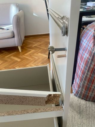 Cassettiera MALM in legno con bordo rotto