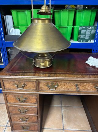 Mesa Escritorio, silla y lámpara despacho antiguos