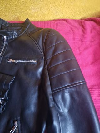 Cazadora imitación cuero negra