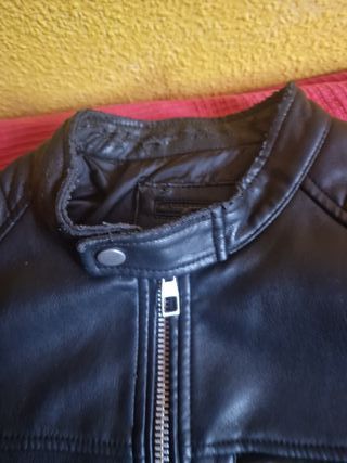 Cazadora imitación cuero negra