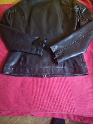 Cazadora imitación cuero negra