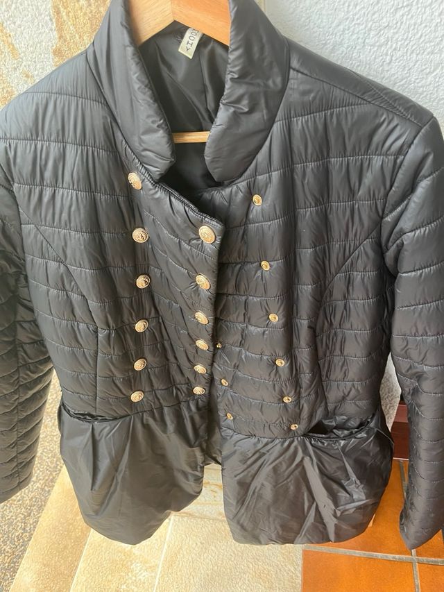 Plumífero negro doble botonadura dorado